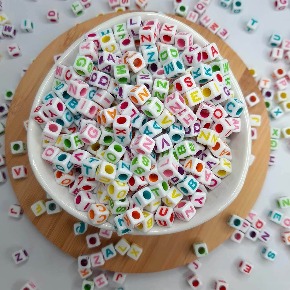 Miçangas Letras Alfabeto Dadinho Colorido 6x6mm- 50 gramas