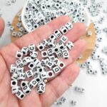 Miçangas Letras Alfabeto Dadinho Branca 6x6mm- 50 gramas
