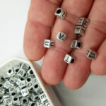 Miçanga Letras Alfabeto Dadinho Prata 6x6mm- 50 gramas - Imagem 2
