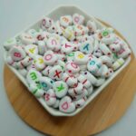 Miçangas  Letrinhas Alfabeto Coração Colorido 4x11mm- 50 gramas - Imagem 2