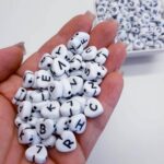 Miçangas  Letrinhas Alfabeto Coração 4x11mm- 50 gramas