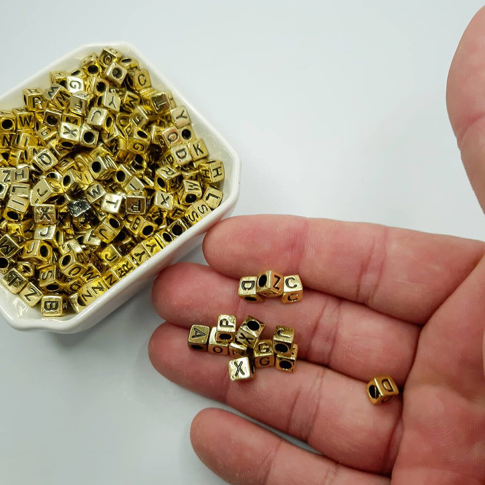 letra-quadrada-dourada.jpg Miçanga Letras Alfabeto Dadinho Dourada 6x6mm- 50 gramas - Imagem 1