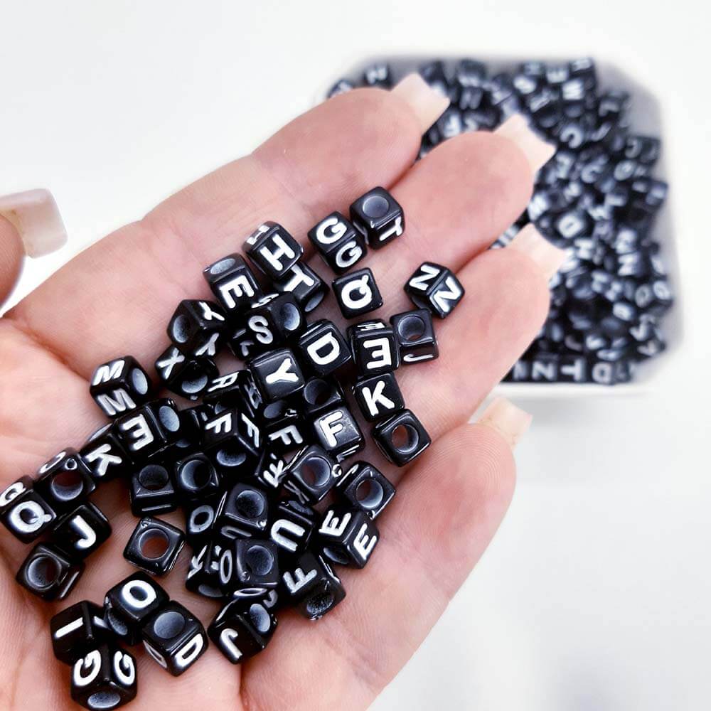 letra-quadrada-preta-com-branco.jpg Miçanga Letras Alfabeto Dadinho Preto 6x6mm- 50 gramas - Imagem 1