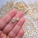 Miçanga para Pulseira Entremeio Flor Dourada ABS 8mm - Imagem 3