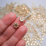 Miçanga para Pulseira Entremeio Flor Dourada ABS 8mm