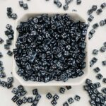 Miçanga Emoji Carinhas preto 5x6mm - Imagem 2