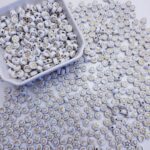 Miçanga Entremeio Figuras 7mm branco no dourado - Imagem 2