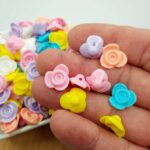 Miçanga Infantil Entremeio Flor Passante Colorida 7x14mm