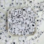 Miçanga Letras 2 furo Alfabeto 8x8x3mm - Imagem 2