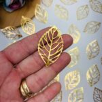 Apliques Folha vazada Metal dourado 4,5x2,5cm- 2unid