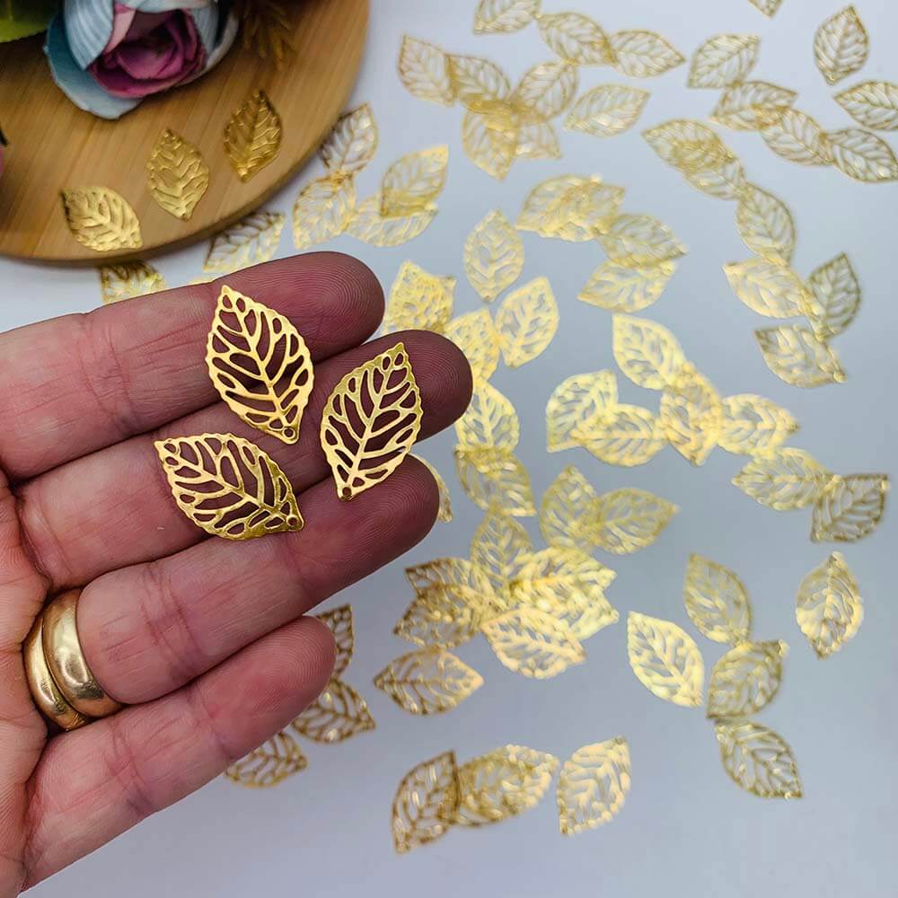 aplique folha metal dourada menor Apliques Folha vazada Metal dourado 2,3x1,4cm- 2unid