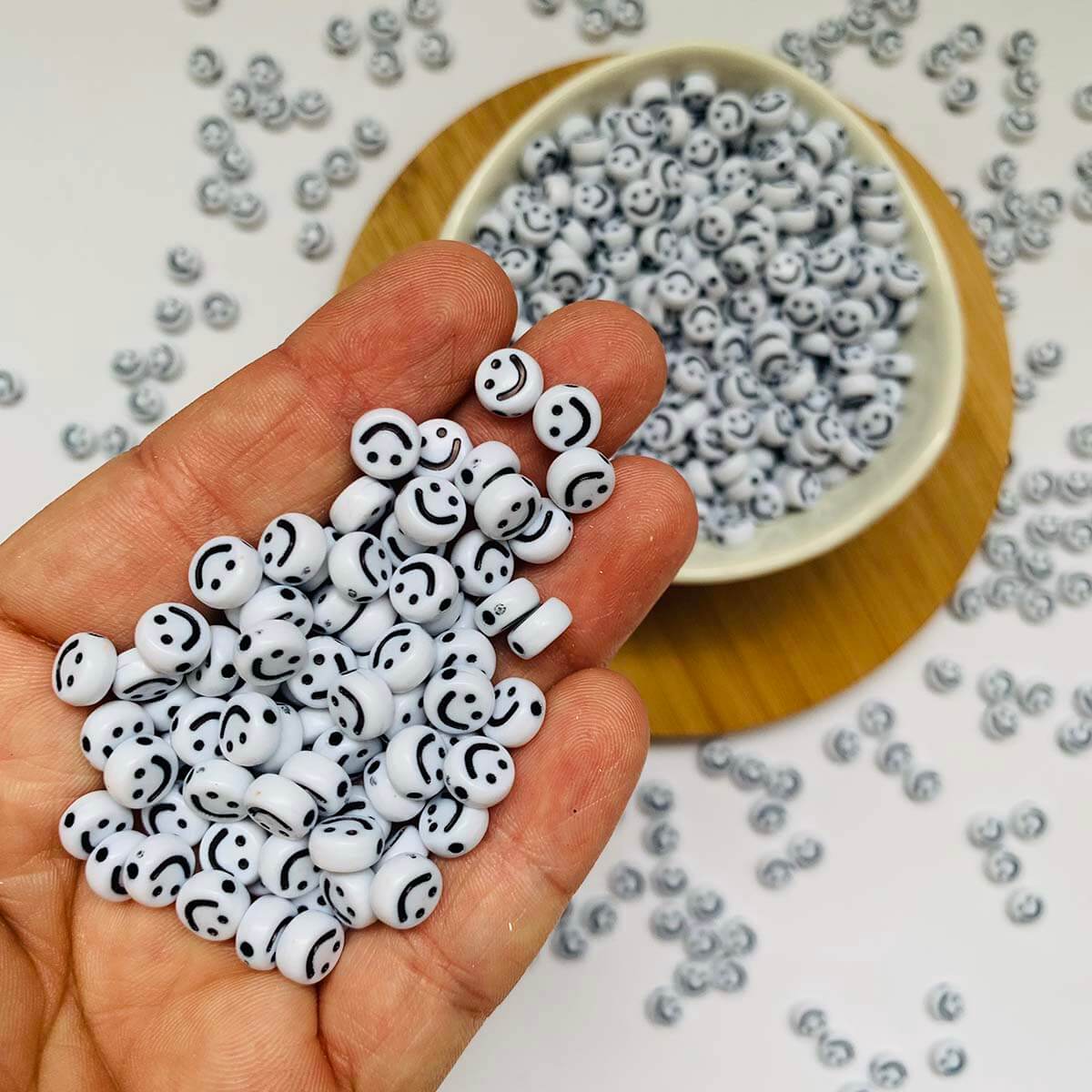 Entremeio miçanga smile sorriso emoji branco:preto Entremeio Miçanga Emoji Smile Sorriso 6mm-25grs