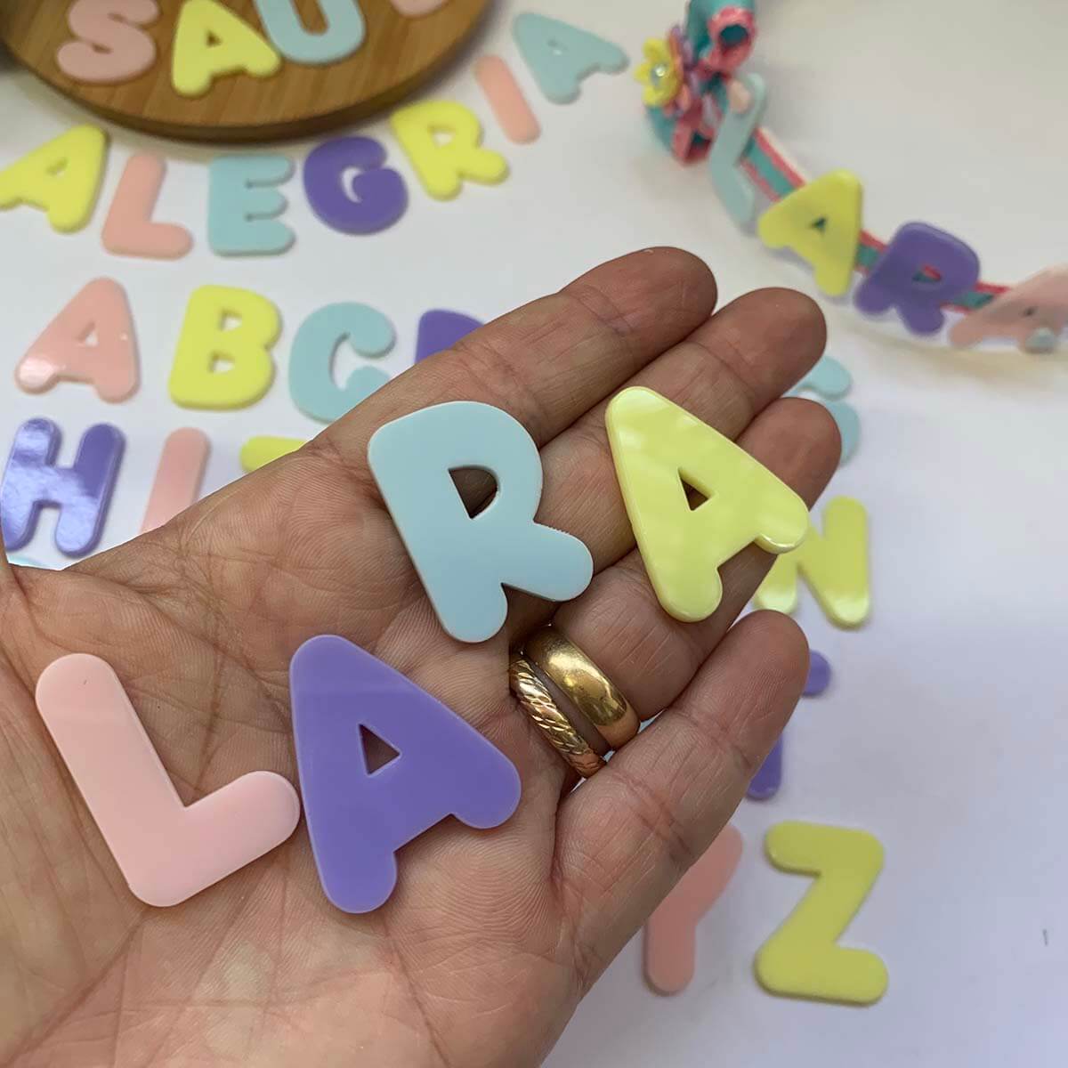 APLIQUE PARA TIARA ALFABETO LETRAS EM ACRILICO CANDY Aplique Letrinhas para tiaras em acrilico cores candy